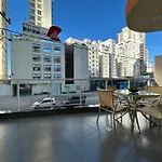 DNO001 - APTO 1º andar, Sacada Ampla com Churrasqueira à Carvão, Quadra do Mar, Centro, Garagem e Kit Praia